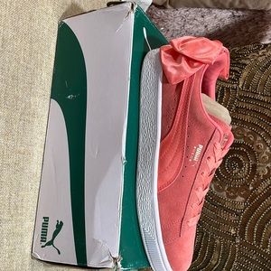 She’ll Pink Puma sneaker with bow. Size 8.5. Never worn. New with tags.